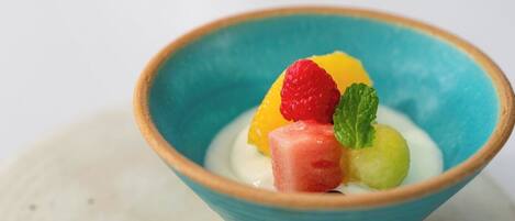 Een dessert in een blauwe kom met een witte achtergrond.