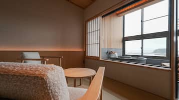 日式双床房, 阳台, 海洋景观 (Semi-Open Air Bath, 58-59 sqm) | 客房内保险箱、免费 WiFi、床单
