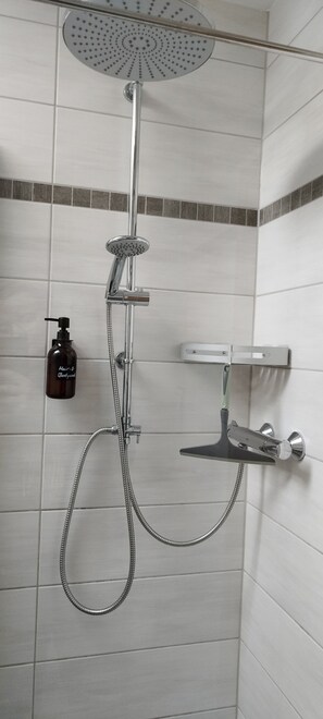 Apartment, Partial Lake View | Bathroom