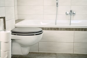 Apartamento, vista parcial para o lago | Banheiro