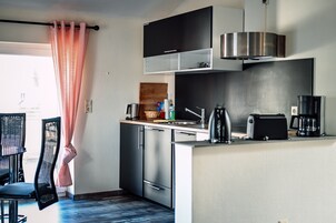 Apartment, Partial Lake View | Shared kitchen