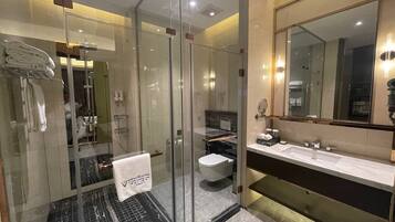 Superior Double Room | Bathroom
