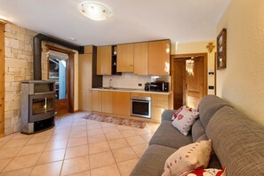 TV, fireplace - Apartment 'Chalet Di Mont' with Private Terrace, Balcony and Wi-Fi (Valfurva)