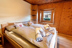 2 bedrooms, WiFi, bed sheets - Apartment 'Chalet Di Mont' with Private Terrace, Balcony and Wi-Fi (Valfurva)