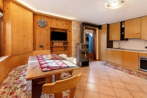 Dining - Apartment 'Chalet Di Mont' with Private Terrace, Balcony and Wi-Fi (Valfurva)