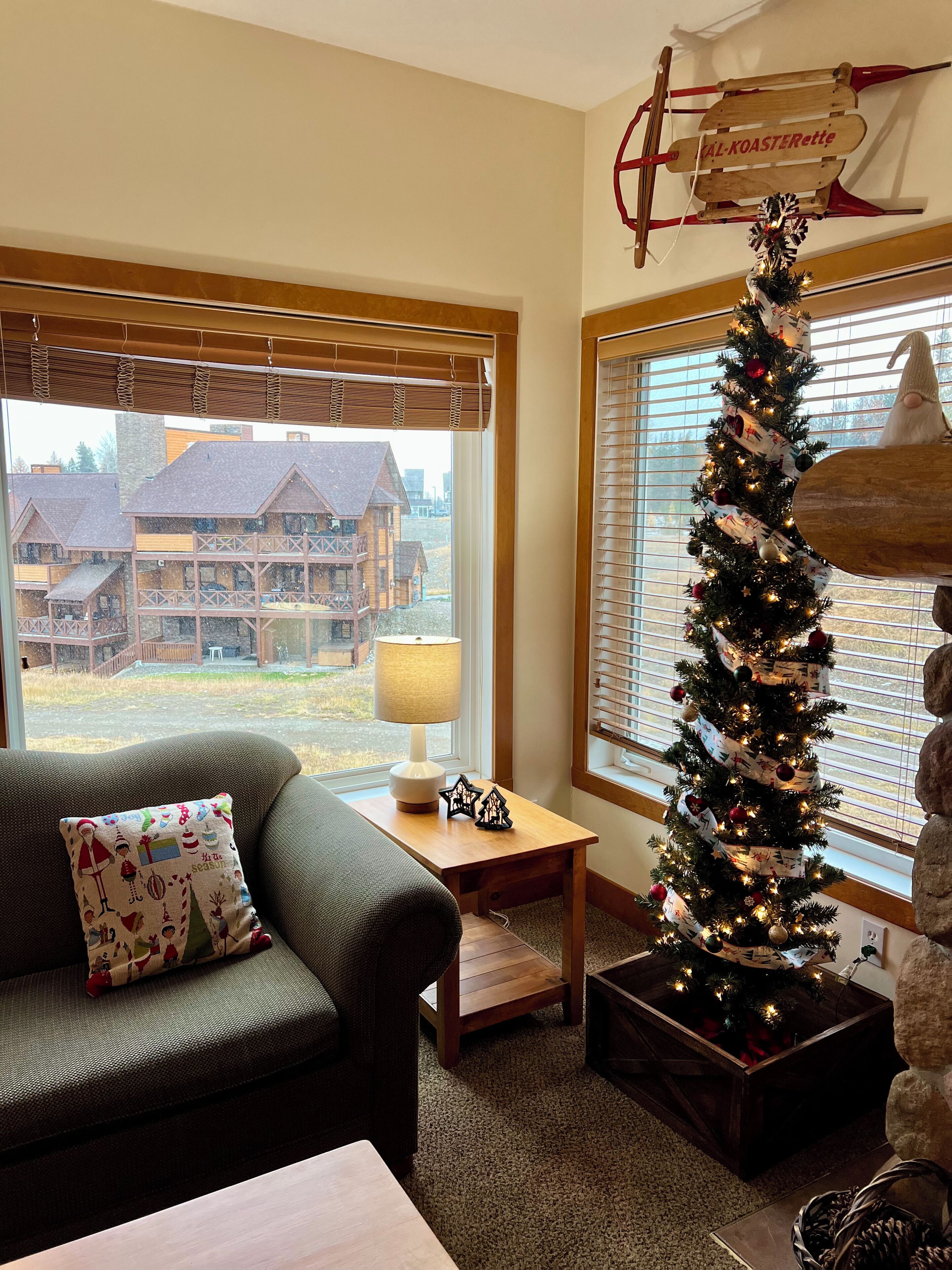 Tv, eldstad, dvd-spelare och kontor