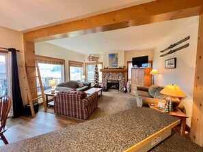 Televisión, chimenea, reproductor de DVD y oficina 