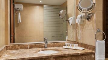 Douche, sĂšche-cheveux, serviettes fournies, savon