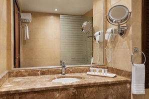 Douche, sèche-cheveux, serviettes fournies, savon