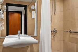 Suihku, hiustenkuivaaja, pyyhkeet, saippua