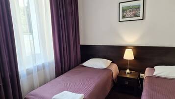 Chambre avec lits jumeaux | Rideaux occultants, fer et planche à repasser, Wi-Fi gratuit