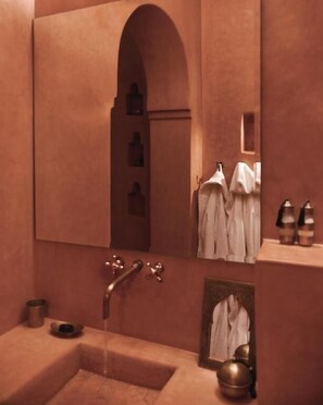 Deluxe Double Room, Balcony, Pool View | Bathroom - Riad Muarid (Marrakesh)