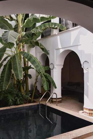 Outdoor pool, pool loungers - Riad Muarid (Marrakech)