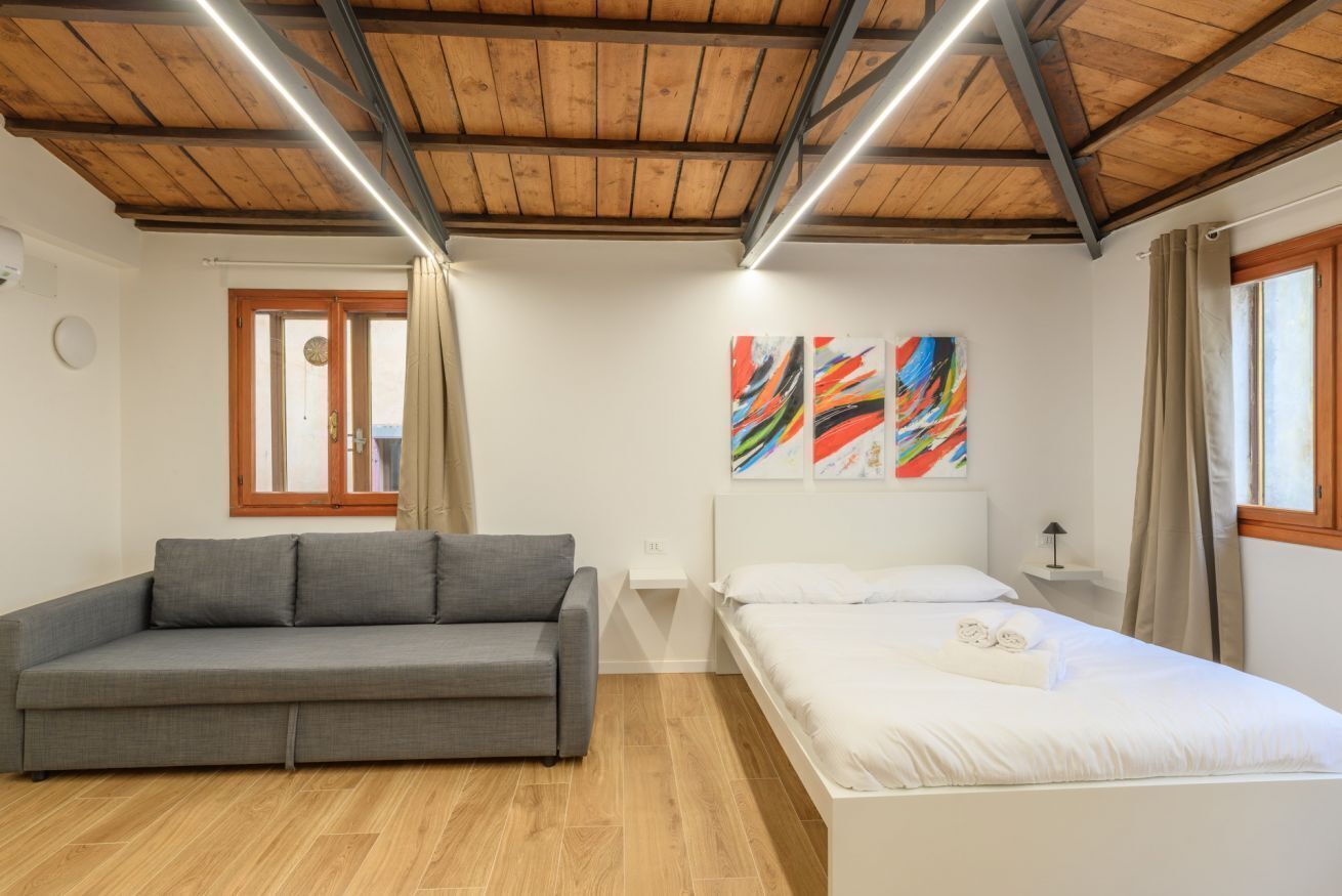 1 chambre, fer et planche à repasser
