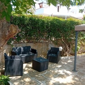 Terrace/patio - Vacation home within walking distance to the sea, ideal for families with outdoor garden (leporano)