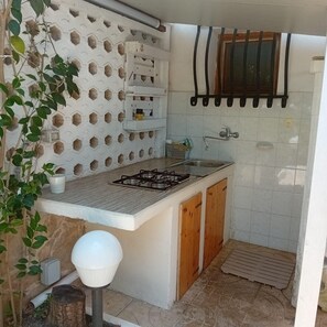 Microwave, oven, stovetop - Vacation home within walking distance to the sea, ideal for families with outdoor garden (leporano)