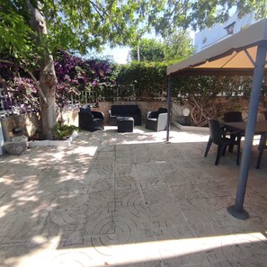 Outdoor dining - Vacation home within walking distance to the sea, ideal for families with outdoor garden (leporano)