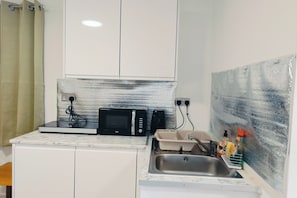 Fridge, microwave, stovetop, electric kettle - Cozy Studio in Hornchurch With Extra Bed (Hornchurch)