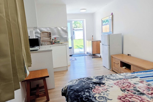 Cozy Studio In Hornchurch With Extra Bed - Romford