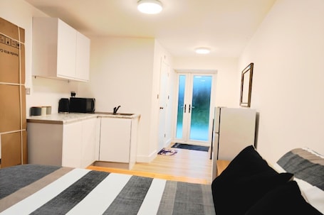 1 bedroom, free WiFi, bed sheets. Luxurystudio Peacefully Located ,garden Parking