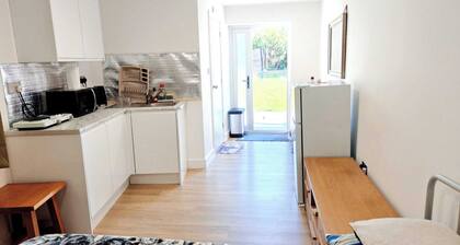 Cozy Studio in Hornchurch With Extra Bed