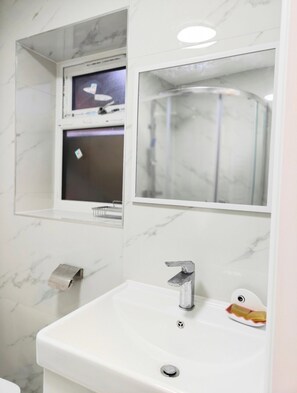 Een douche, handdoeken