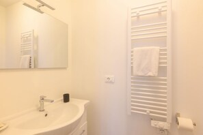 Shower, towels - GuestHost - Piazza della Frutta Studio Apartment 2 (Padua)