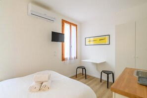1 slaapkamer, een strijkplank/strijkijzer