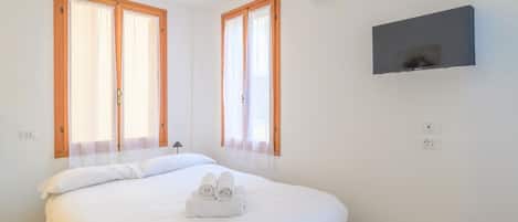 1 habitación y tabla de planchar con plancha