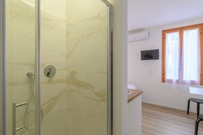 Shower, towels - GuestHost - Piazza della Frutta Studio Apartment 2 (Padua)