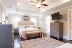 Työpöytä, silitysrauta/-lauta, ilmainen Wi-Fi, vuodevaatteet