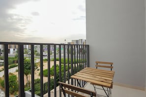 Outdoor dining - Luxury 3BR + maid's villa with pool view and steps away from the Park (Dubai)