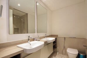 Sèche-cheveux, bidet, serviettes fournies, savon