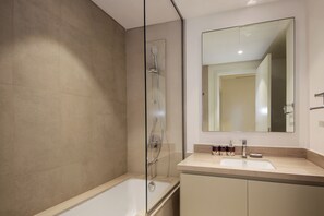 Hair dryer, bidet, towels, soap - Luxury 3BR + maid's villa with pool view and steps away from the Park (Dubai)