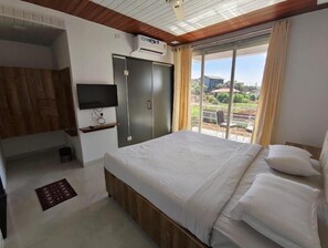 Deluxe Double or Twin Room, Mountain View | Meja, Wi-fi percuma