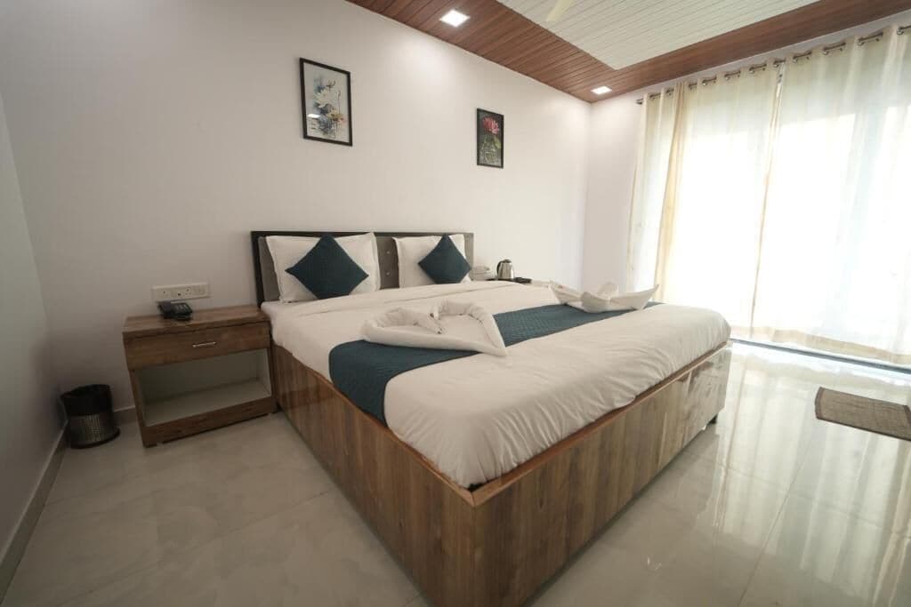 Deluxe Double or Twin Room, Mountain View | Desk, free WiFi