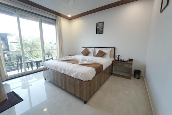 Deluxe Double or Twin Room, Mountain View | Meja, Wi-fi percuma