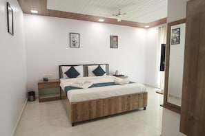 Deluxe Double or Twin Room, Mountain View | Meja, Wi-fi percuma