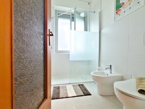Shower, hair dryer, towels, shampoo - Il Trio, smart stay Bocconi (Milano)