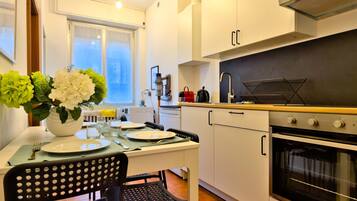 KĂŒhlschrank, Mikrowelle, Ofen, Herdplatte