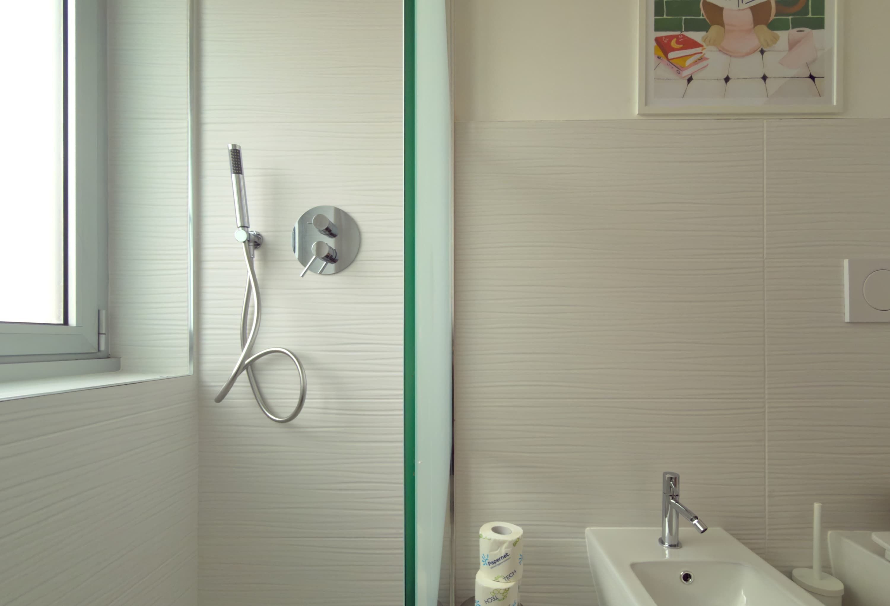 Dusche, Haartrockner, Handtücher