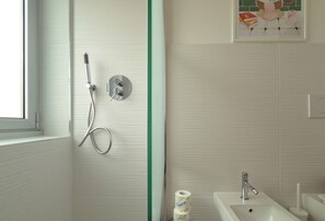 Douche, sèche-cheveux, serviettes fournies