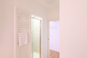 Shower, towels - GuestHost - Piazza della Frutta Studio Apartment 3 (Padua)