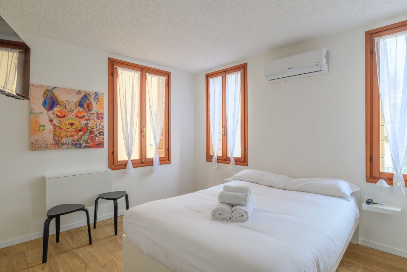 1 habitación y tabla de planchar con plancha 