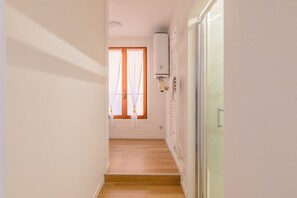 Interior - GuestHost - Piazza della Frutta Studio Apartment 3 (Padua)