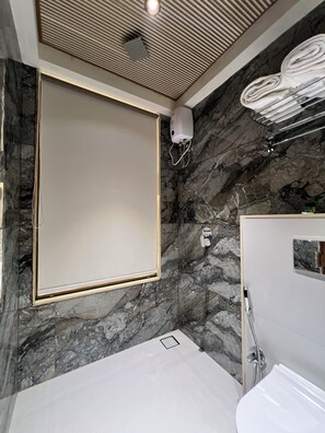 Doppia Superior | Bagno | Vasca e doccia separate, asciugamani, sapone, shampoo