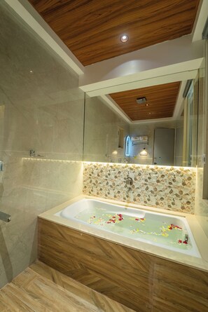 Suite | Bathroom | Separate tub and shower, towels, soap, shampoo - Hotel Royal Inn (Thane West)