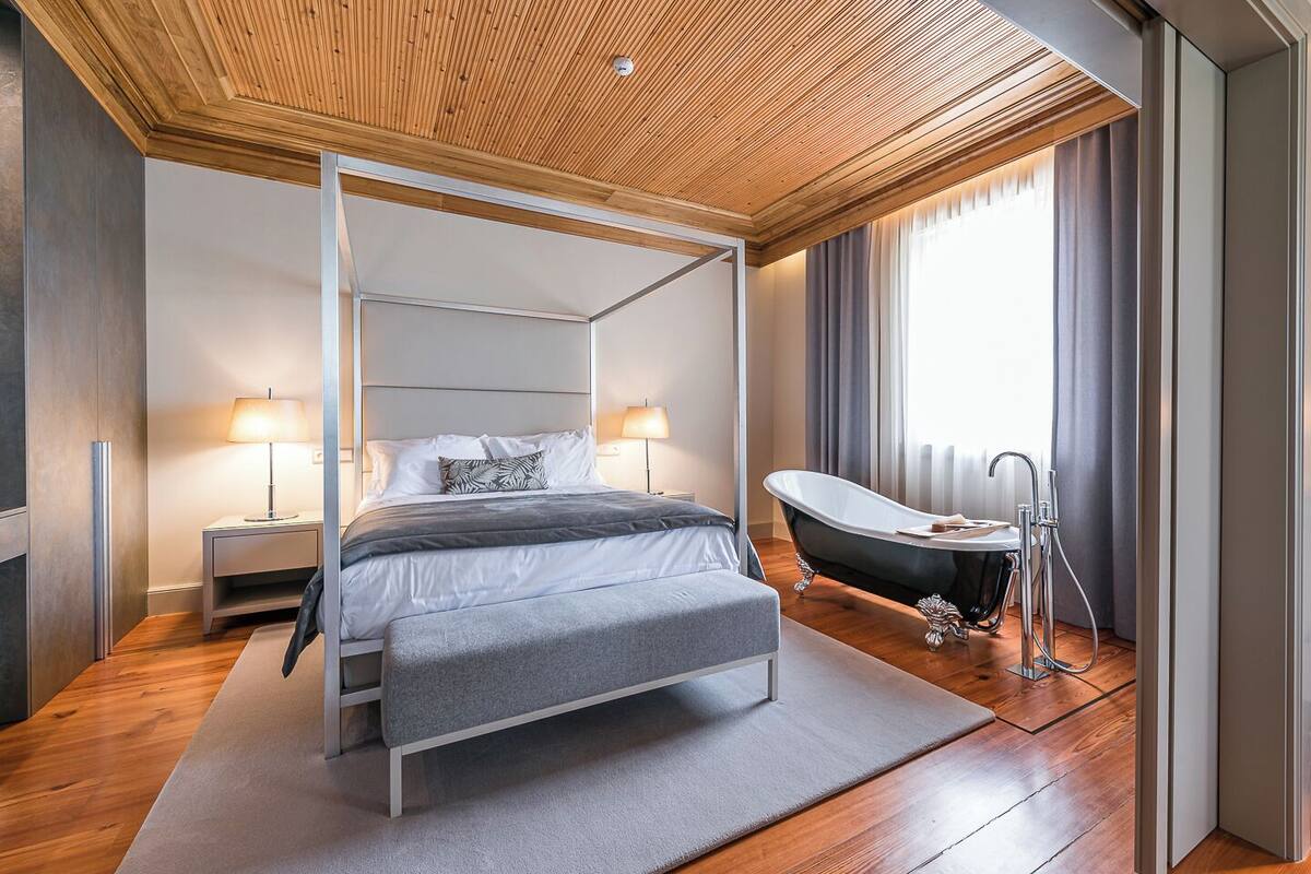 Luxury-Suite, Talblick | Zimmersafe, schallisolierte Zimmer, Bügeleisen/Bügelbrett