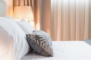 Suite Confort, vista al jardín | Caja de seguridad en la habitación y insonorización 