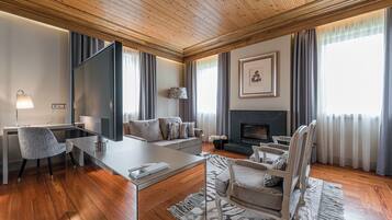 Luxury Suite, Valley View | Living area